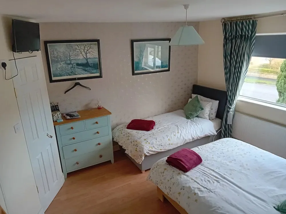 Bright en-suite twin room with two single beds at Cuan na bPíobairí B&B, Mullingar