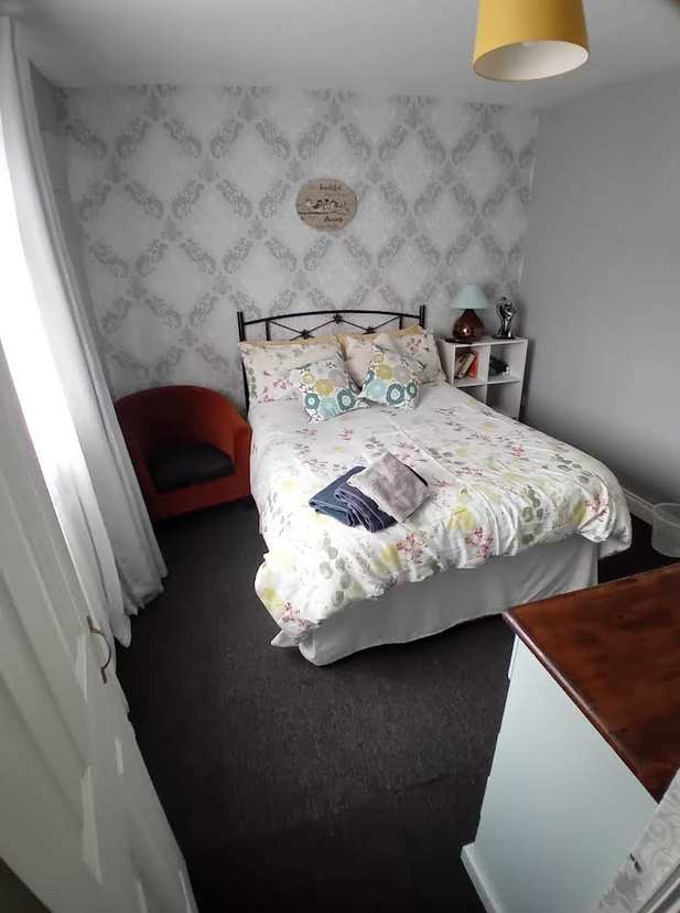 En-suite double bedroom with floral bedding at Cuan na bPíobairí B&B, Mullingar